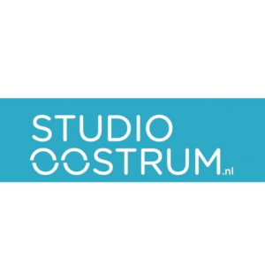 Logo studio oostrum, met blauwe achtergrond